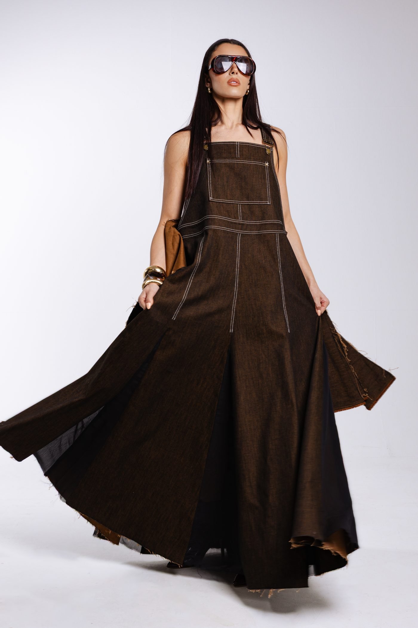Earth tone denim look in motion